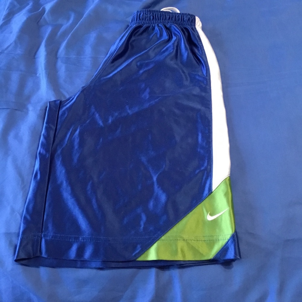 Boys Nike Shorts - Picture 2 of 2